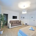 Karol Airport Bed and Breakfast 3*