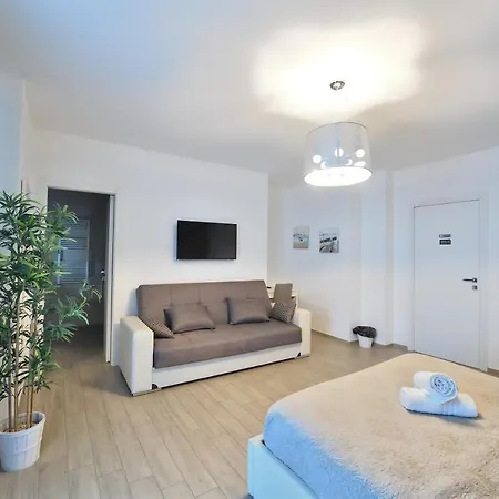 Karol Airport Bed & Breakfast 3*