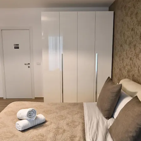 Karol Airport فندق مبيت وإفطار 3*