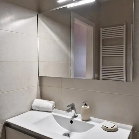 Karol Airport Bed and Breakfast *